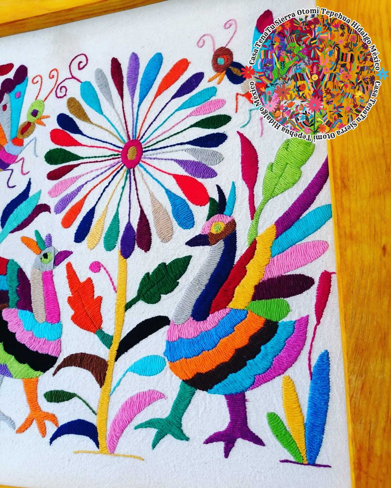 Cuadro de madera amarillo con bordado multicolor otomi "existencias similares"