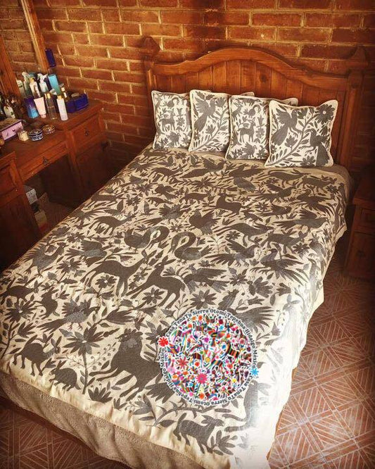 Cubrecama Otomí para cama Matrimonial y Queen en color gris (sobre pedido)