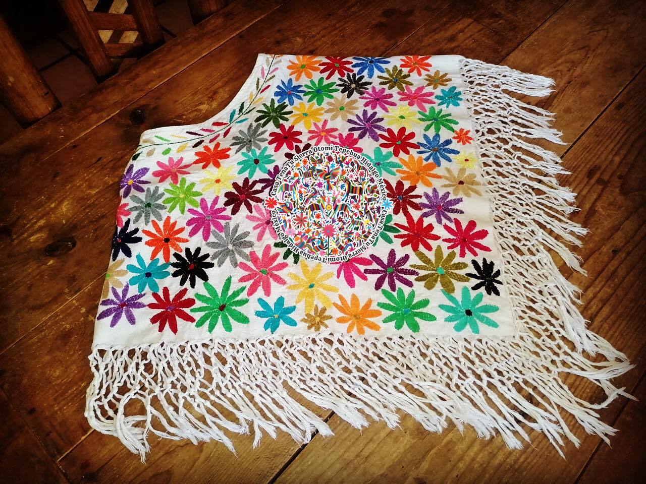 Quexquemetl tupido flores multicolor Otomí (sobre pedido)
