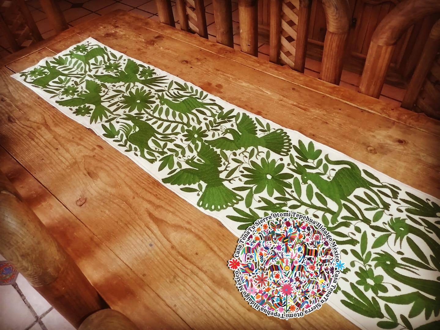 Camino de mesa verde Tenatu 190 x 40 cm bordado a mano Otomí "bajo pedido"