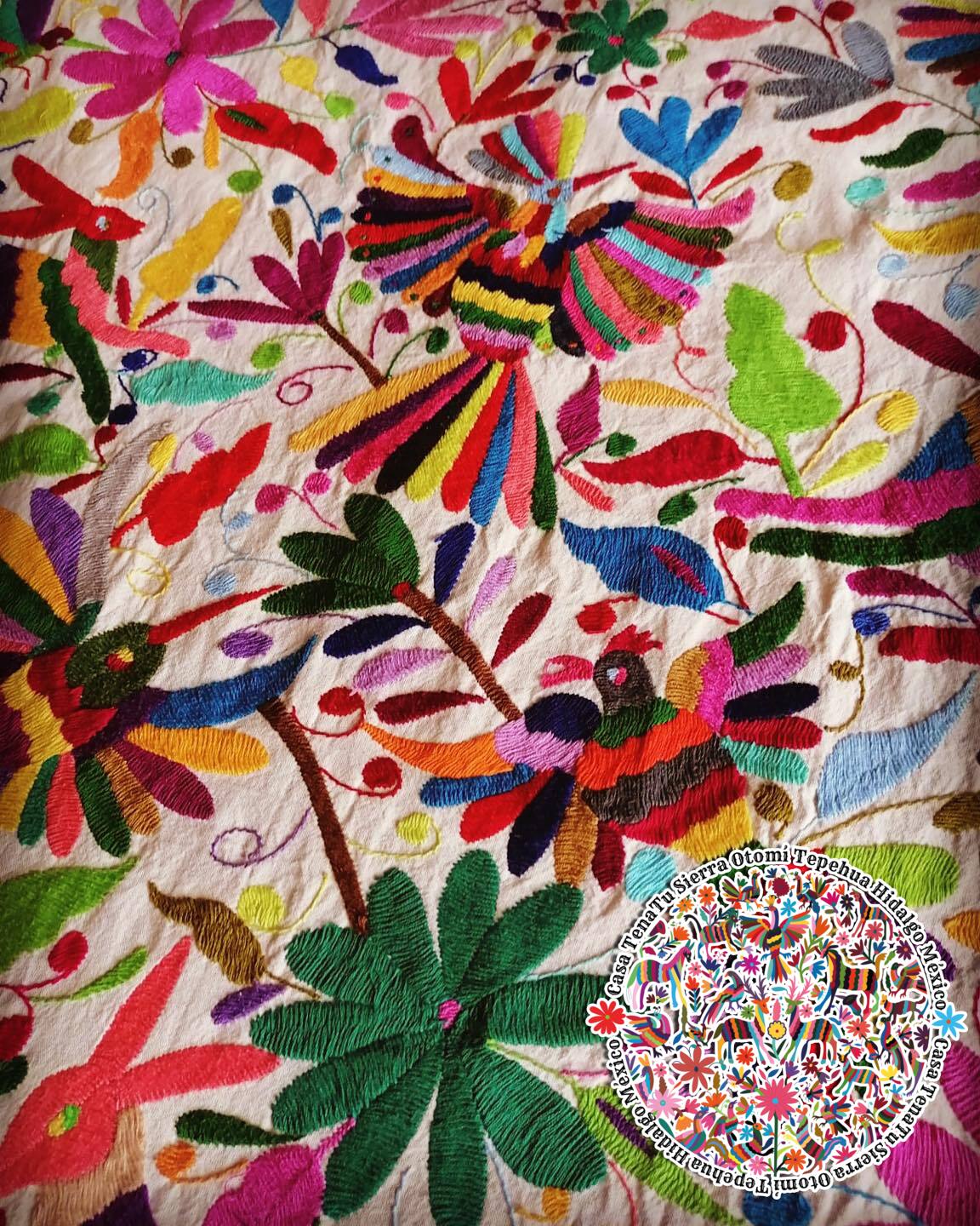 Lienzo multicolor Otomí flora y fauna 110 cm x 74 cm bordado a mano (tiempo de elaboración 50 días))