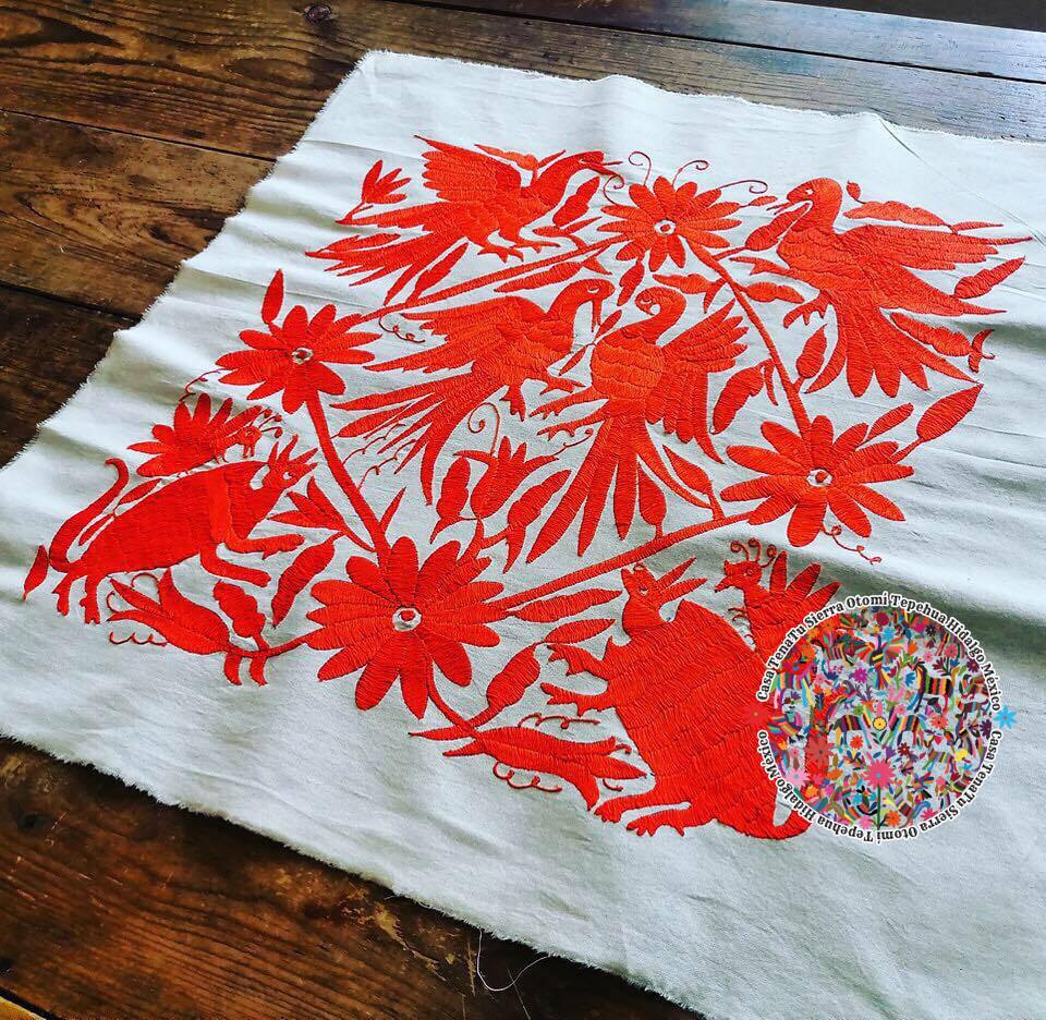 Lienzo hilos color naranja Otomí bordado a mano de 50 x 50 cm (sobre pedido)