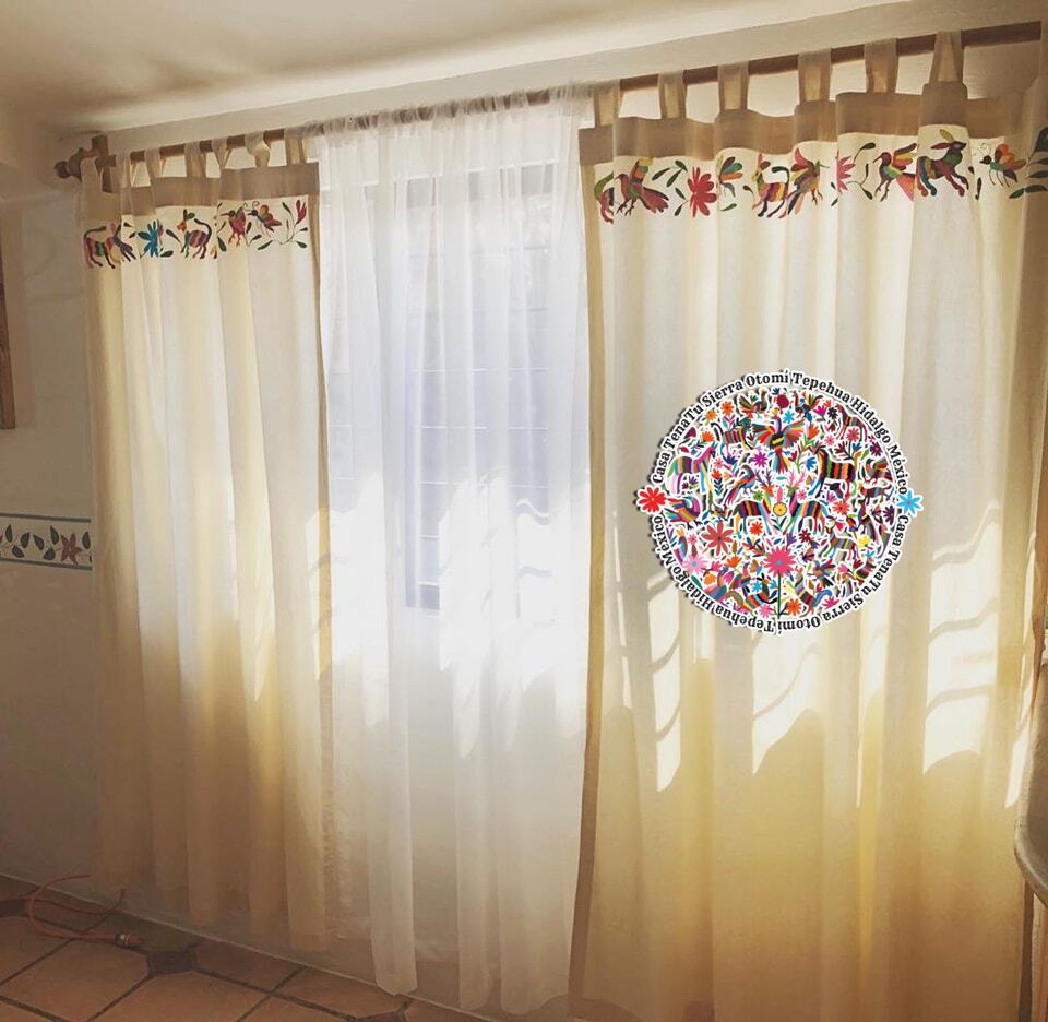 Par de cortinas con cenefa Otomí bordada
