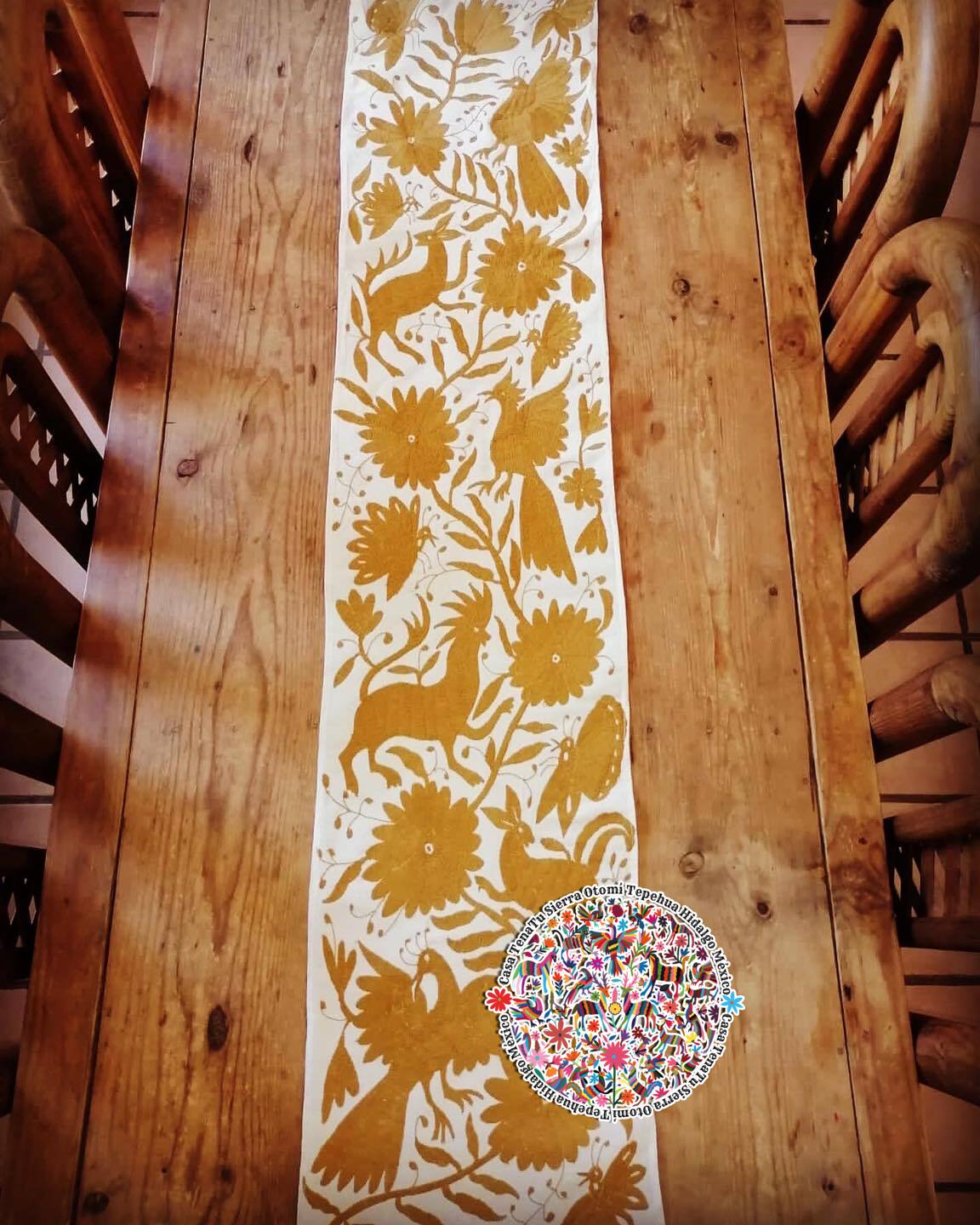 Camino de mesa Otomí con hilos color oro 190 cmx 40 cm BAJO PEDIDO