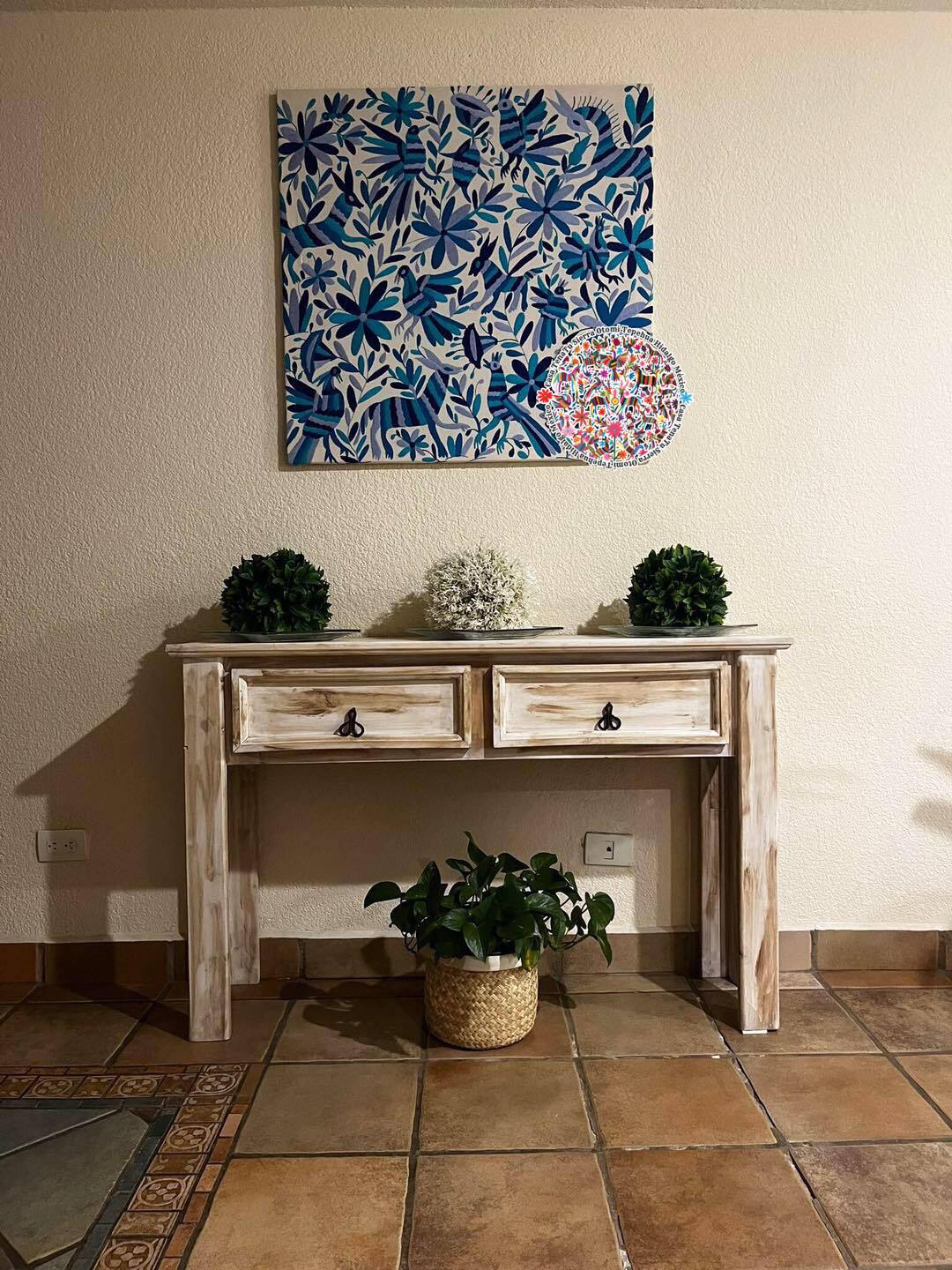 Lienzo original Tenatu flora y fauna en azules, Otomí bordado a mano (Tiempo de elaboración 40 días).