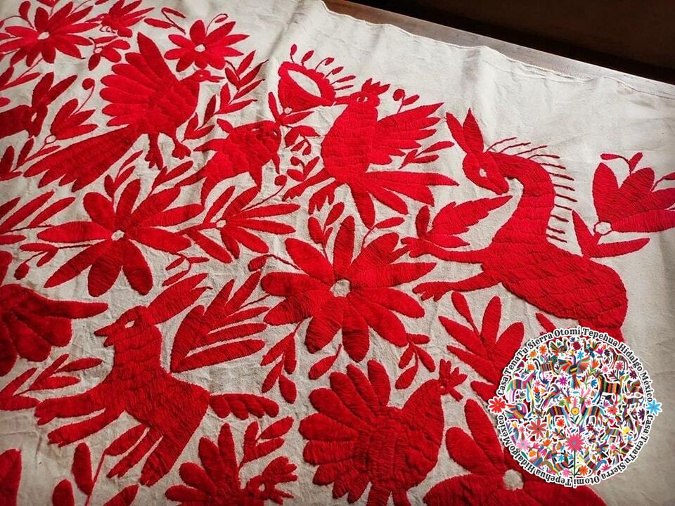 Lienzo Otomí bordado en hilos rojos tono quemado (sobre pedido)
