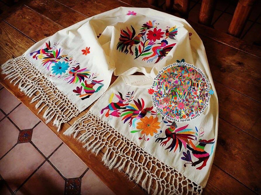 Rebozo otomí gallos y flores (sobre pedido)