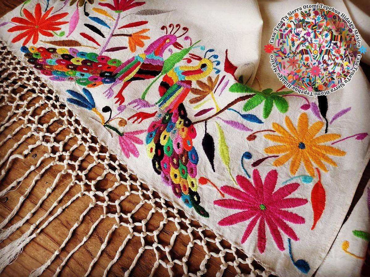 Rebozo bordado a mano Otomi pavoreal multicolor (sobre pedido)