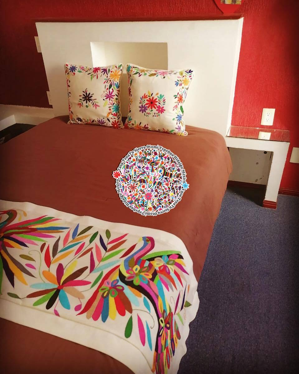 Pie de cama para cama Queen & Matrimonial. Otomí bordado a mano (sobre pedido)