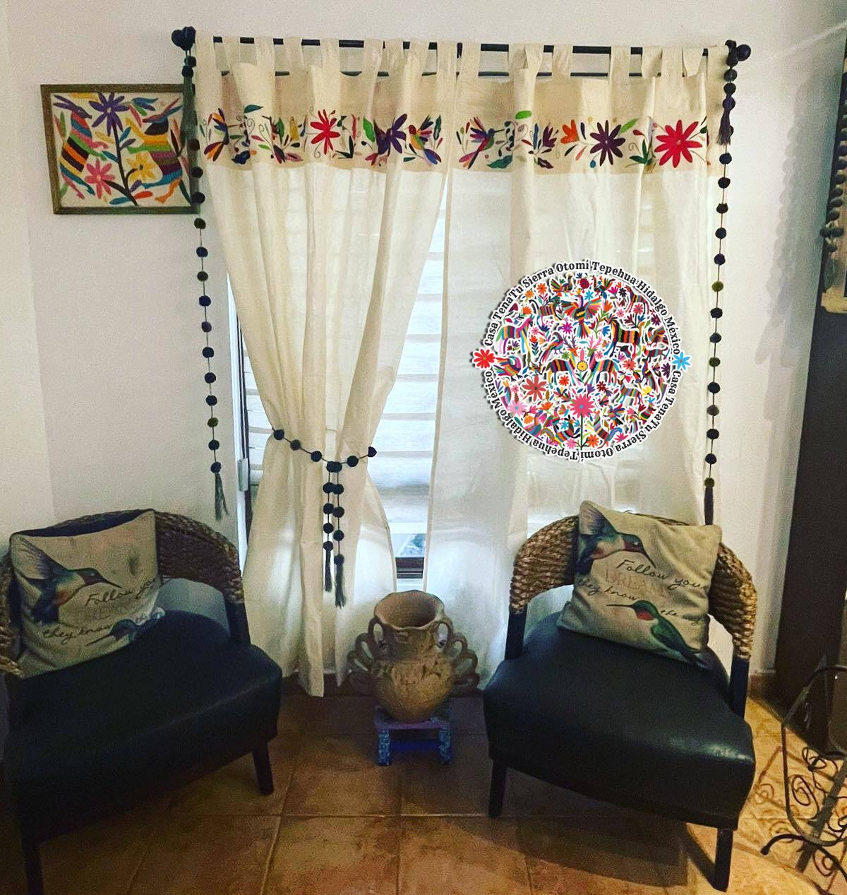 Par de cortinas con cenefa Otomí bordada