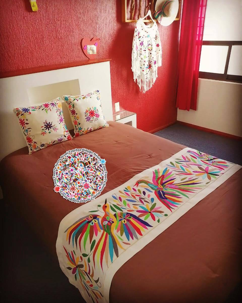 Pie de cama para cama Queen & Matrimonial. Otomí bordado a mano (sobre pedido)