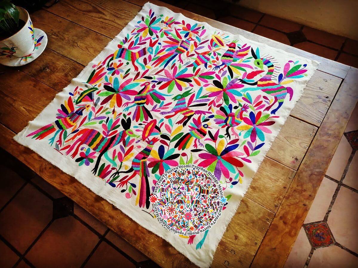 Lienzo para pared clásico Flora & Otomi bordado a mano 98 x 98 cm (sobre pedido)