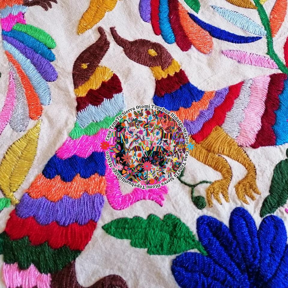 Hermoso lienzo de flores con hilos metalizados (sobre pedido)