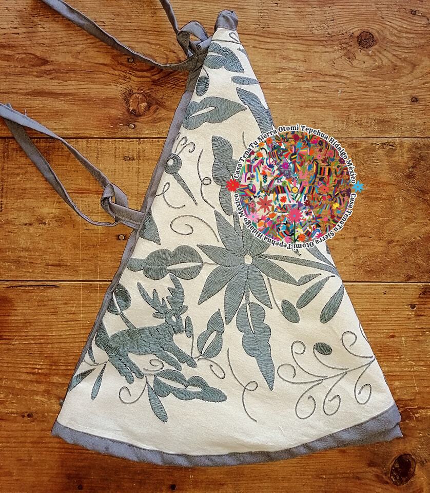 PIE DE ARBOL CON BOTAS (COLOR GRIS) - COMBOS NAVIDEÑOS