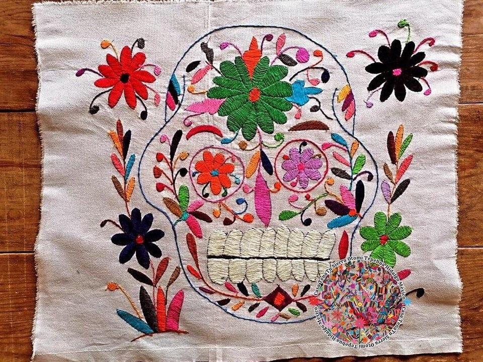 Lienzos de calaveritas bordadas. (bajo pedido) 46 x46 cm