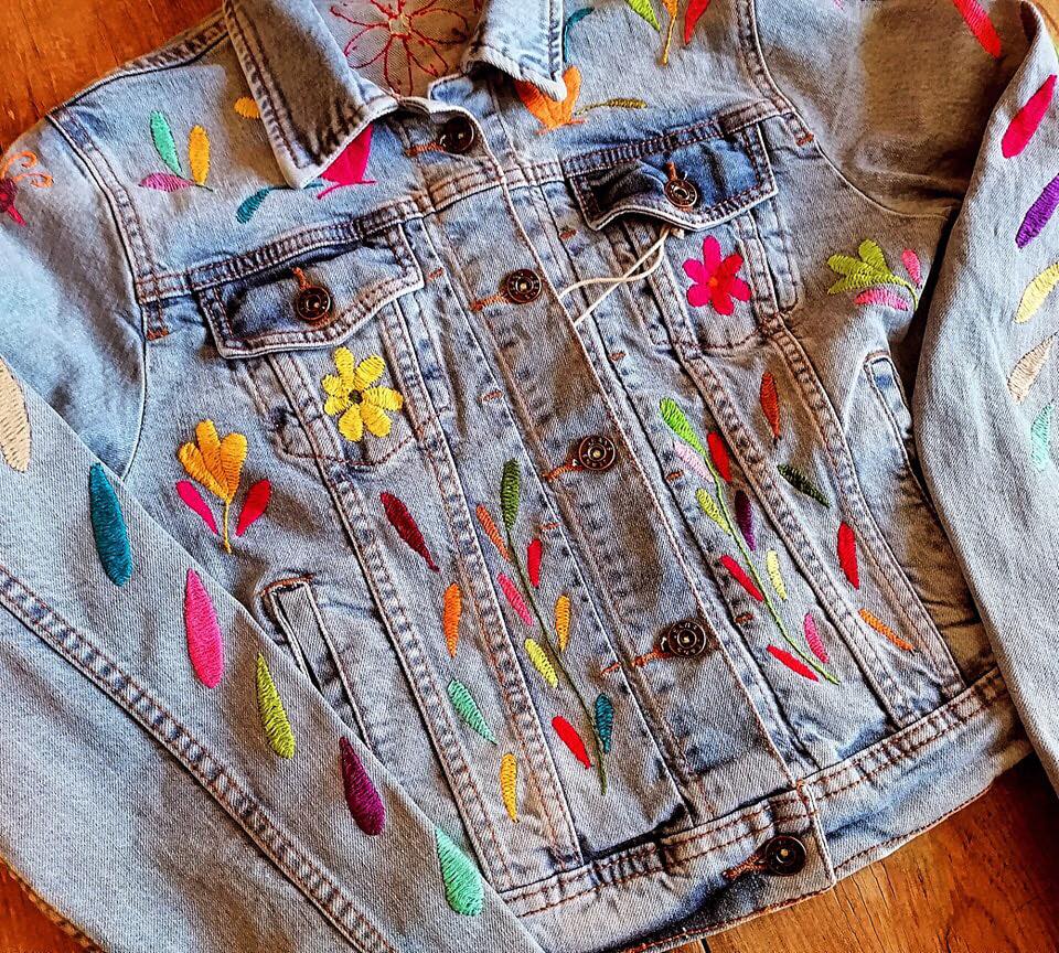 Hermosa Chamarra de mezclilla con diseño Otomi - BORDADO A MANO "bajo pedido"