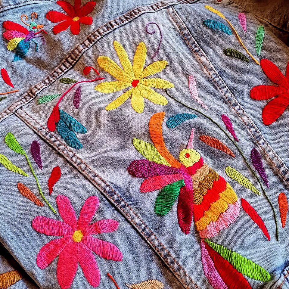 Hermosa Chamarra de mezclilla con diseño Otomi - BORDADO A MANO "bajo pedido"
