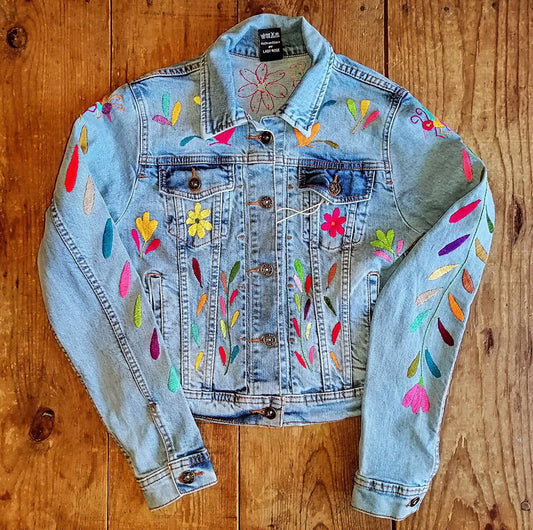 Hermosa Chamarra de mezclilla con diseño Otomi - BORDADO A MANO "bajo pedido"
