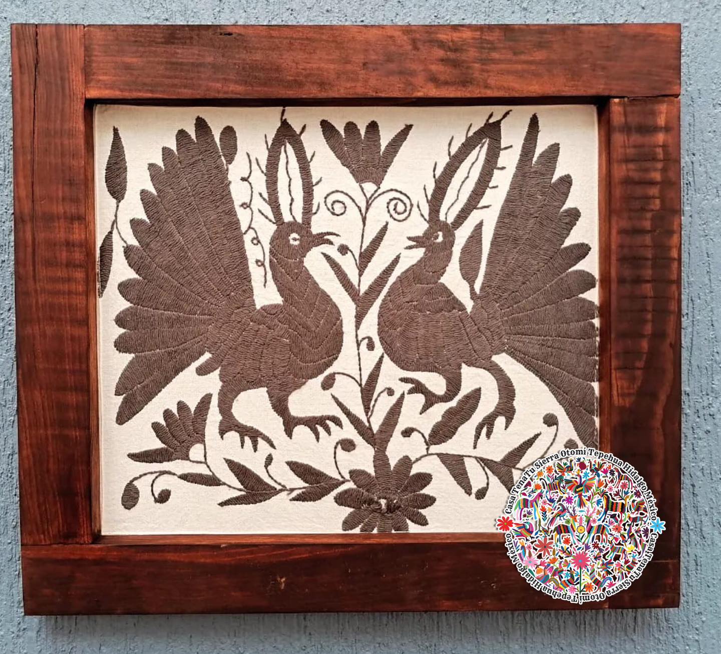 Tenatu Hermoso cuadro otomí flora y fauna bordado en hilos color gris, marco cafe