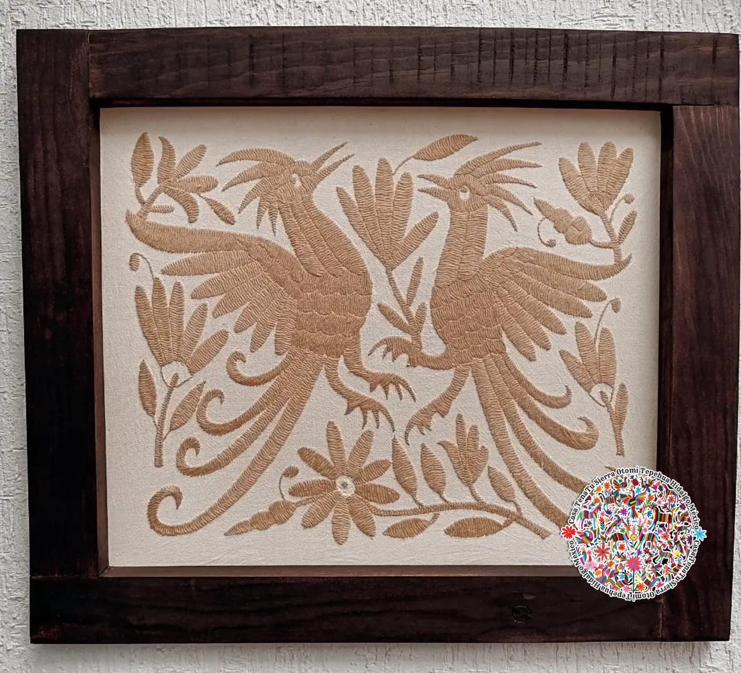 Tenatu Hermoso cuadro otomí flora y fauna con hilos color beige con marco chocolate.