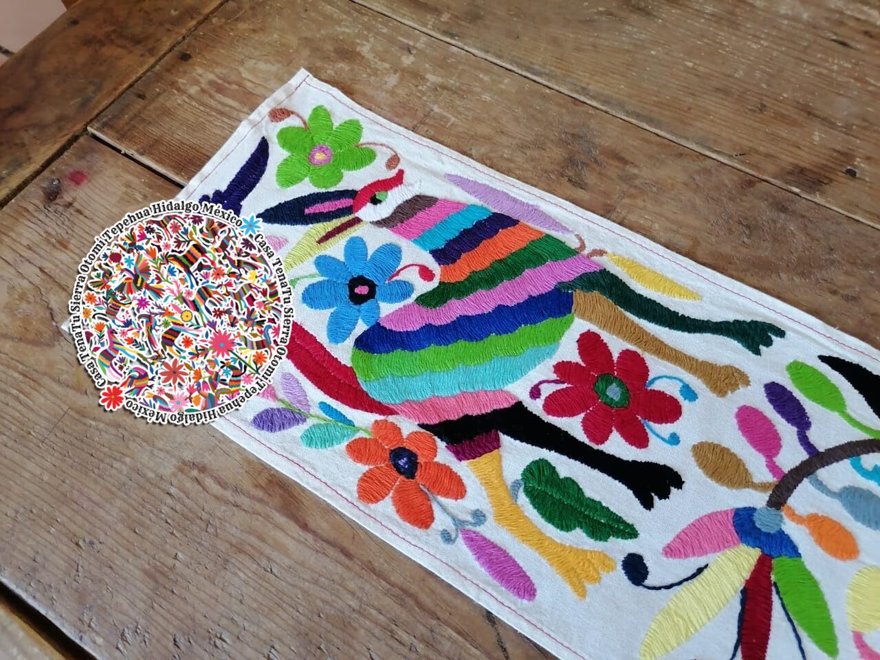 Camino de mesa bordado a mano Otomí "DISEÑOS SIMILARES DISPONIBLES"