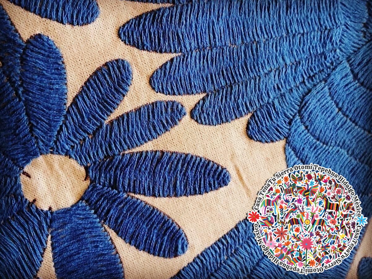 Lienzo Otomí 44 x 34 cm bordado totalmente a mano hilos azules. "existencias similares"