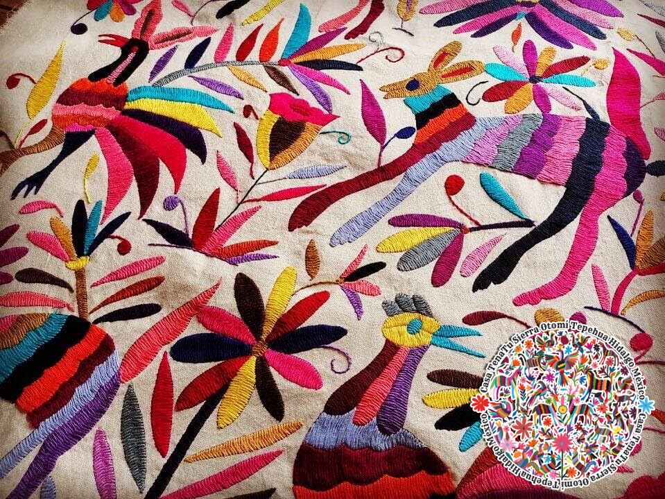 Lienzo bordado Otomí Multicolor de 1 M x 1 M "existencias similares"