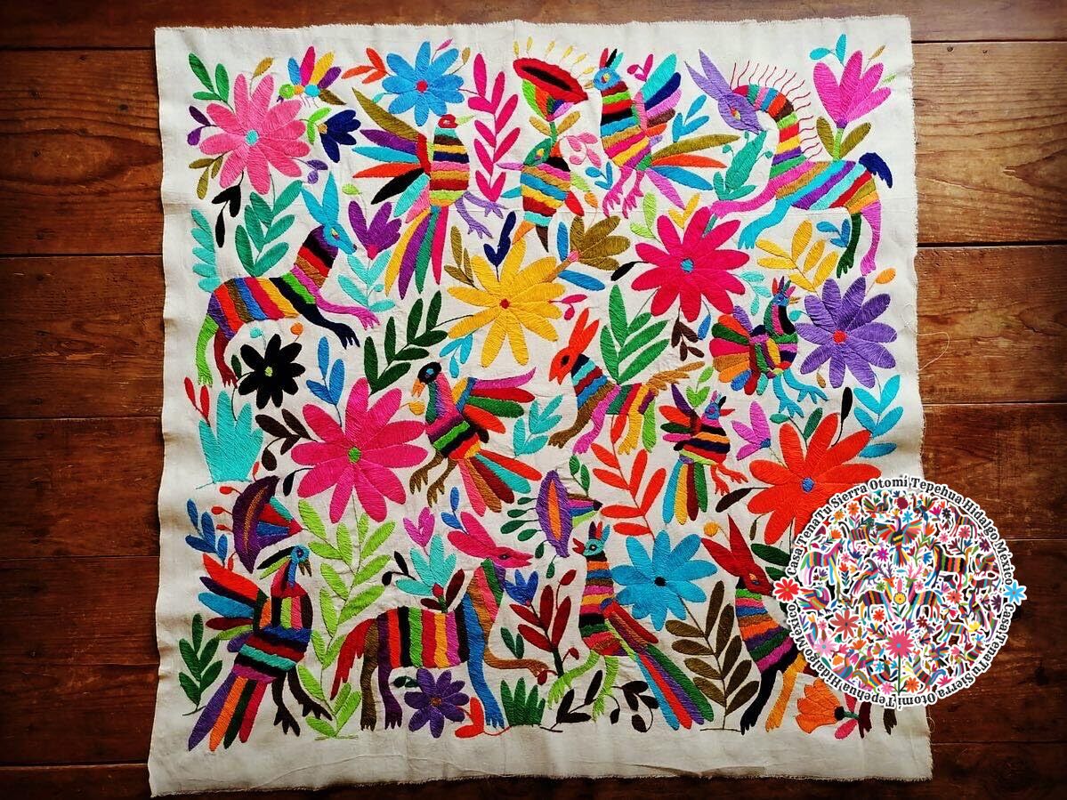 Lienzo bordado Otomí multicolor de 1 M x 1 M "existencias similares"