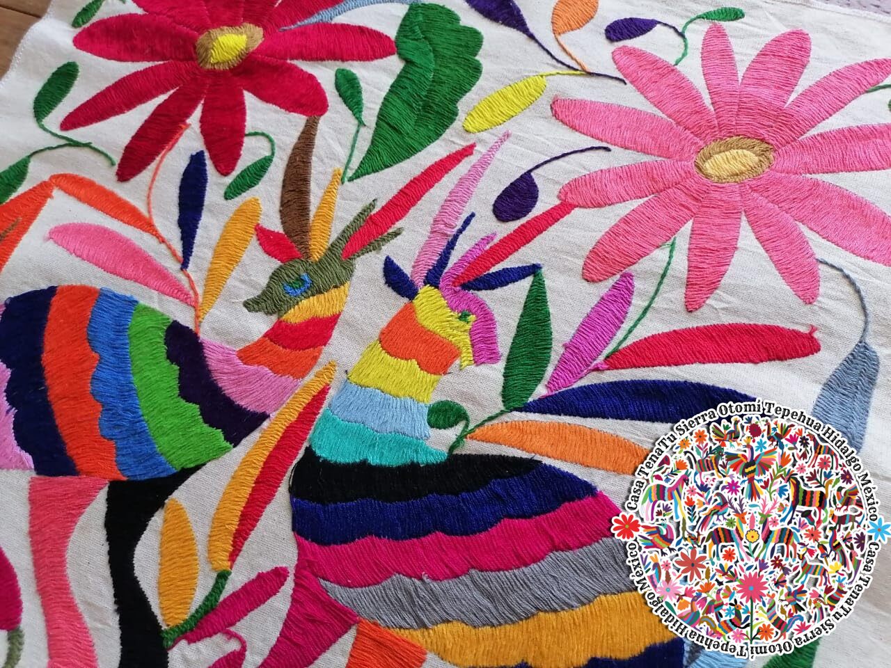 Hermoso lienzo de la Sierra Otomí, Bordado Completamente a mano 48 x 48 cm (existencias similares)