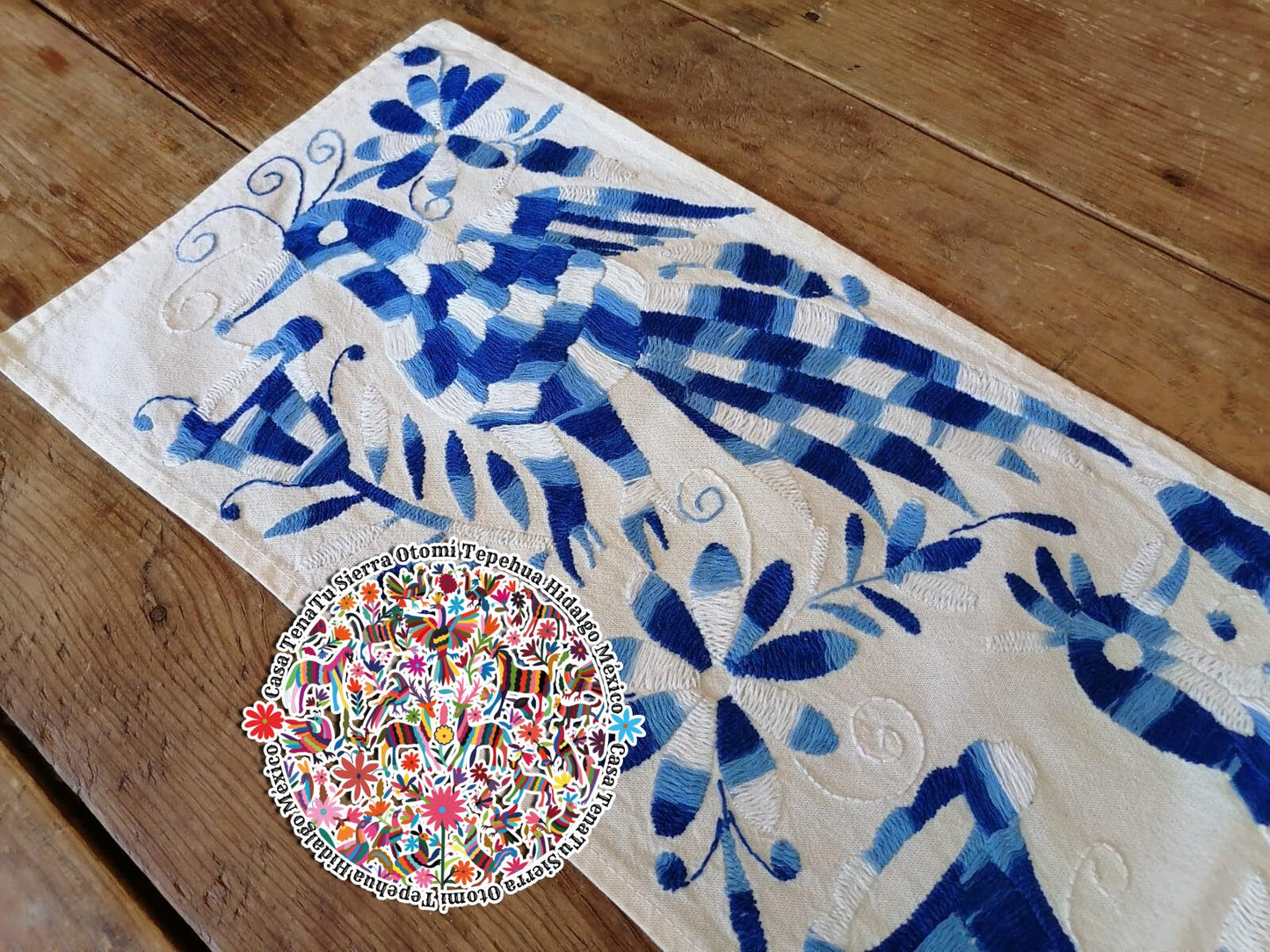 Camino de mesa Otomí 180 x 23 cm hilos azules bordado a mano "BAJO PEDIDO"