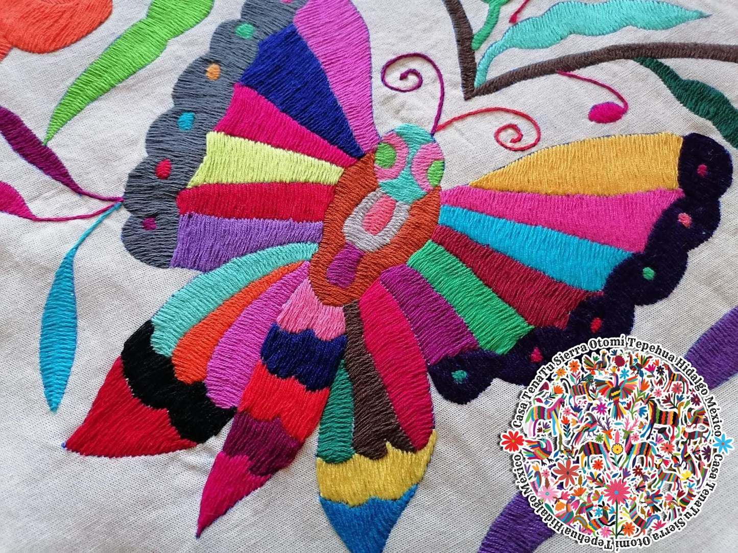 Lienzo Otomí multicolor mariposas 46 x 46 cm "existencias similares"
