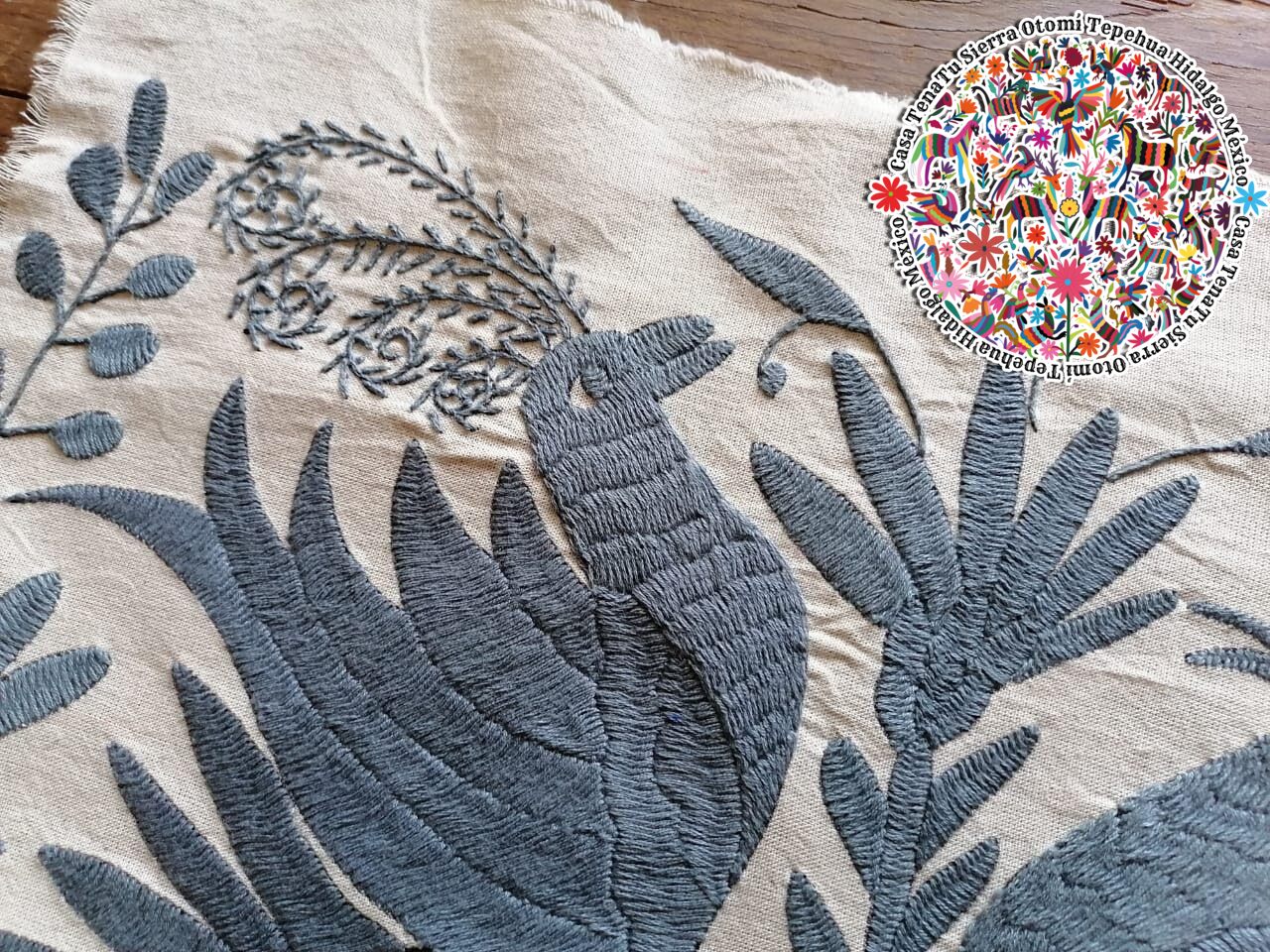 Hermoso lienzo Gris (Pajaros) Bordado Otomi 100% Mexicano (exixtencias similares)
