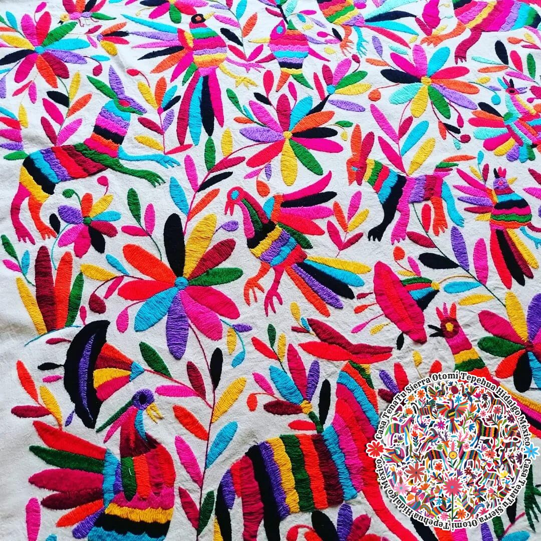 Lienzo bordado Otomí (Flora y Fauna) de 1 M x 1 M en Existencia