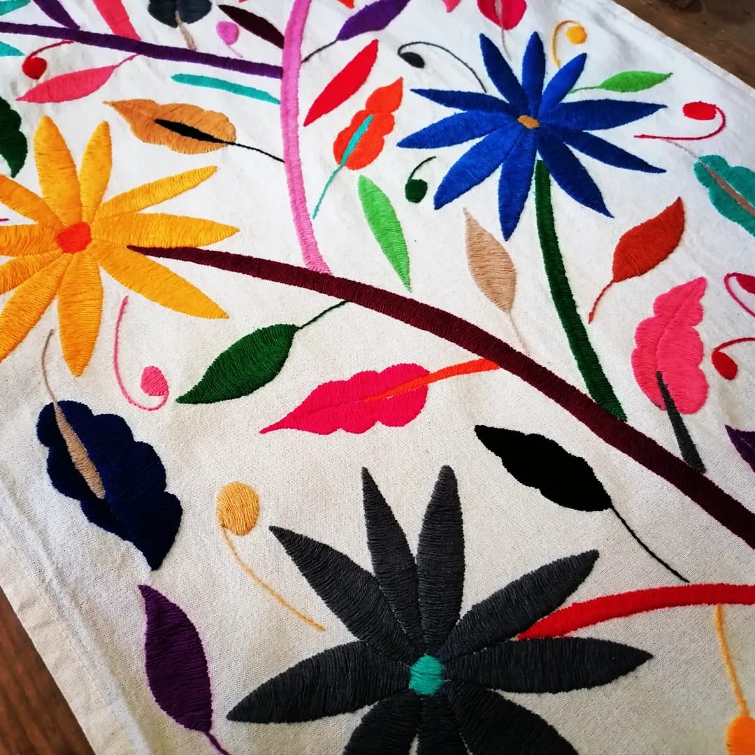 Camino de mesa otomí flores multicolor 190 x 44 cm. "bajo pedido"