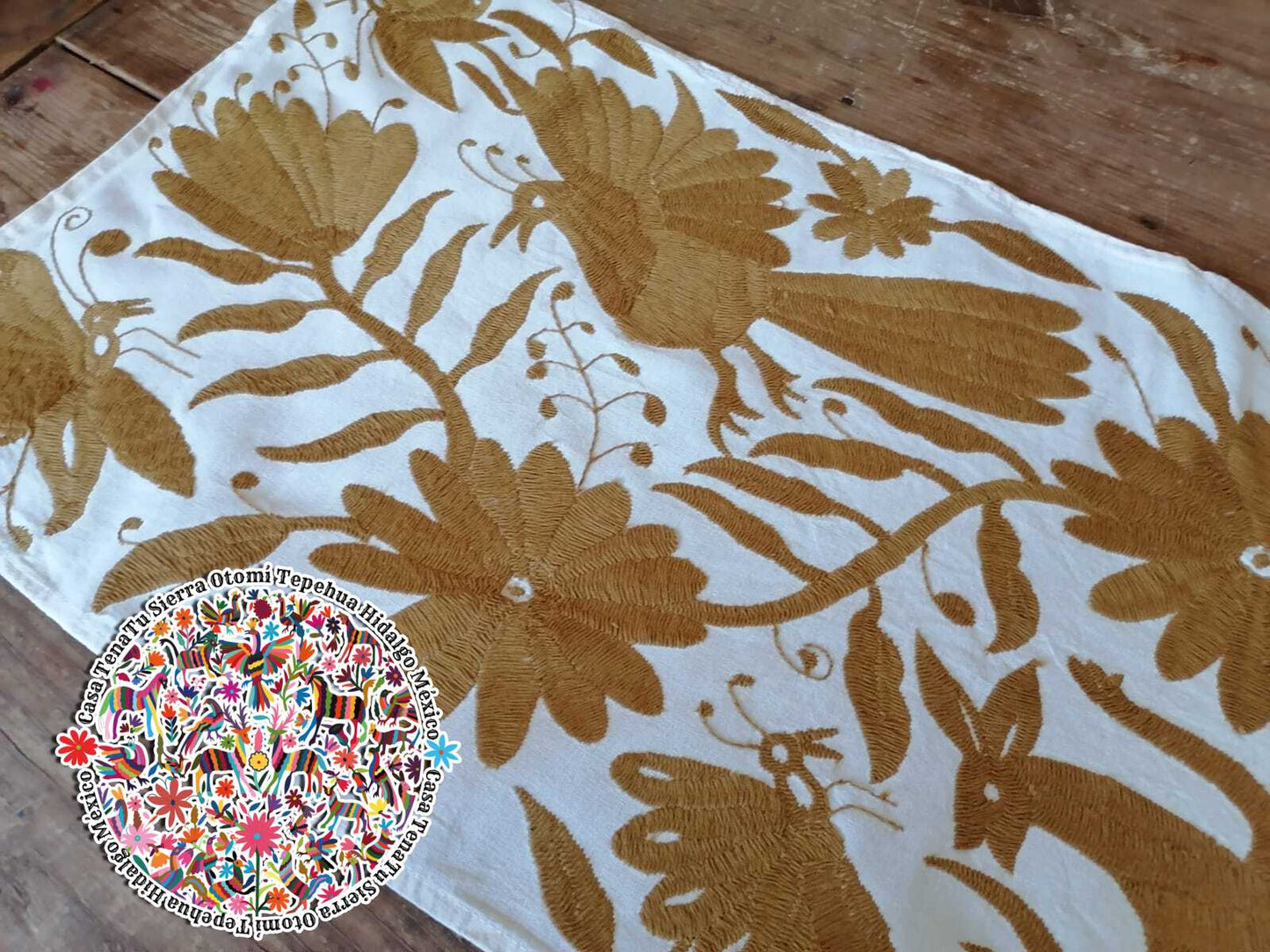 Camino de mesa Otomí con hilos color oro 190 cmx 40 cm BAJO PEDIDO