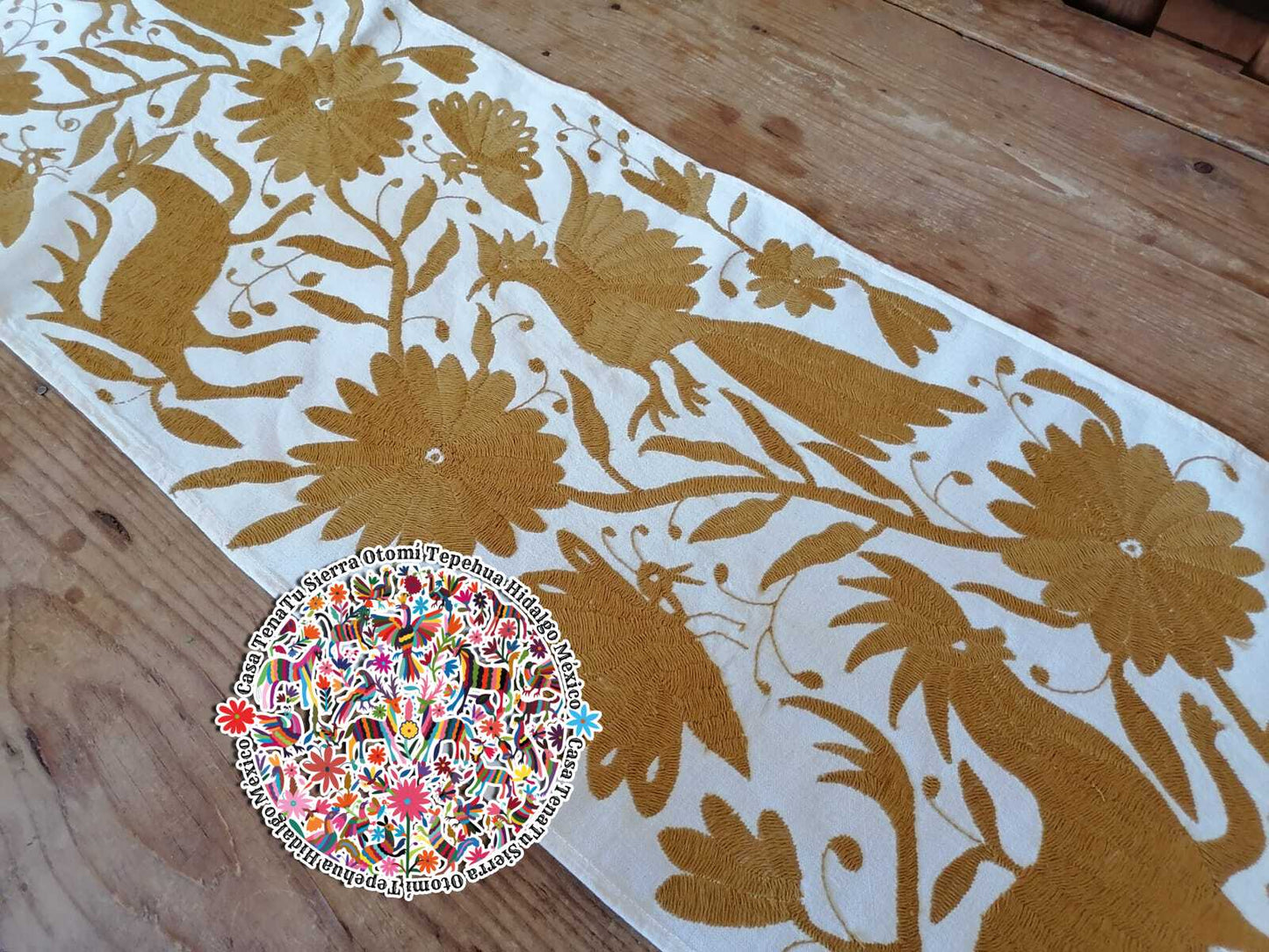 Camino de mesa Otomí con hilos color oro 190 cmx 40 cm BAJO PEDIDO