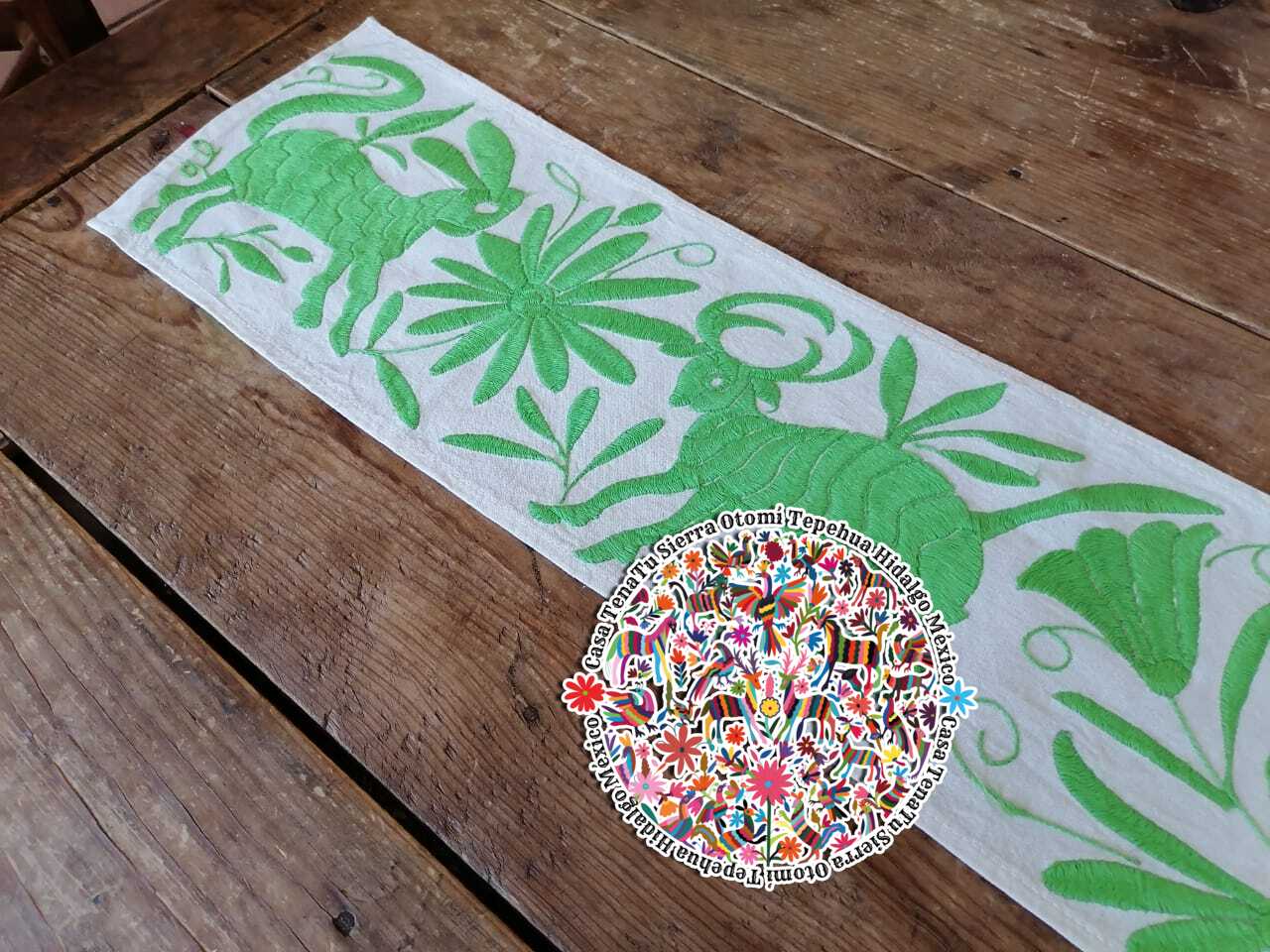 Camino de mesa Otomí con hilos color verde 190 cm x 20"bajo pedido"