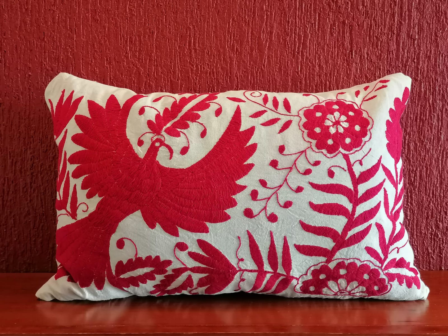 Par de fundas Otomí bordado en hilo rojo quemado