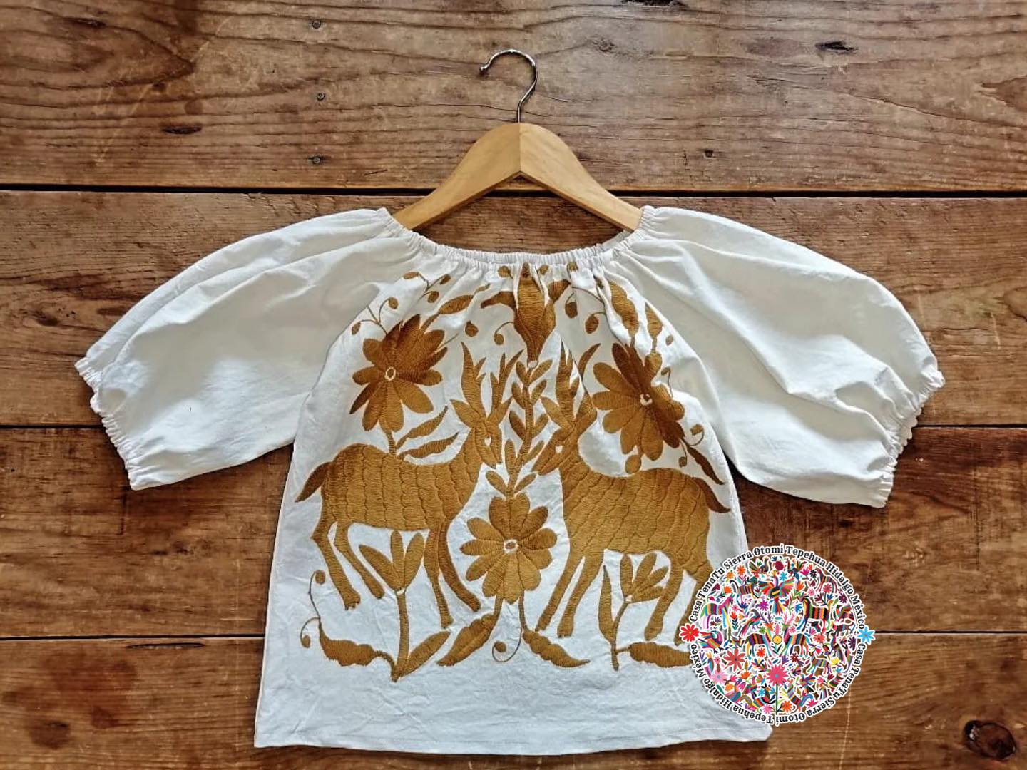 Hermosa Blusa Otomí bordado dorado "bordada a mano".