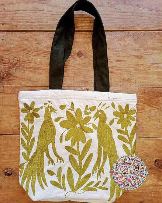 Bolso artesanal Otomí, bordado en hilos verdes.