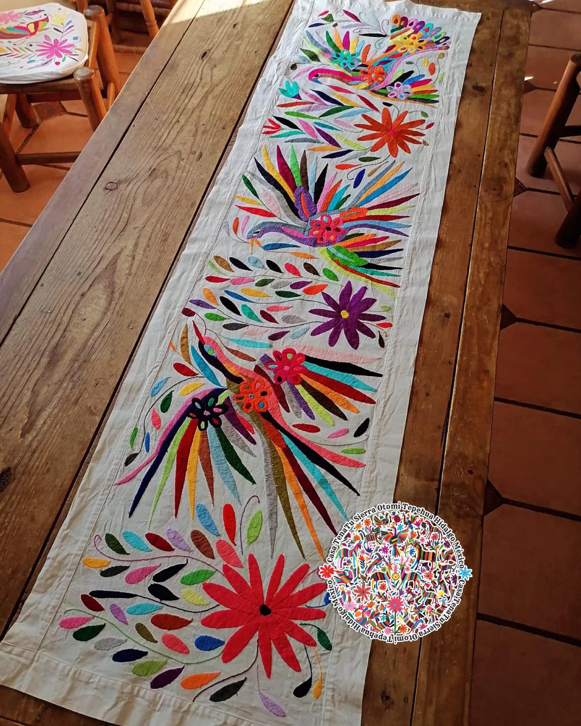 Hermoso Camino de mesa Quetzales Otomí bordados multicolor.