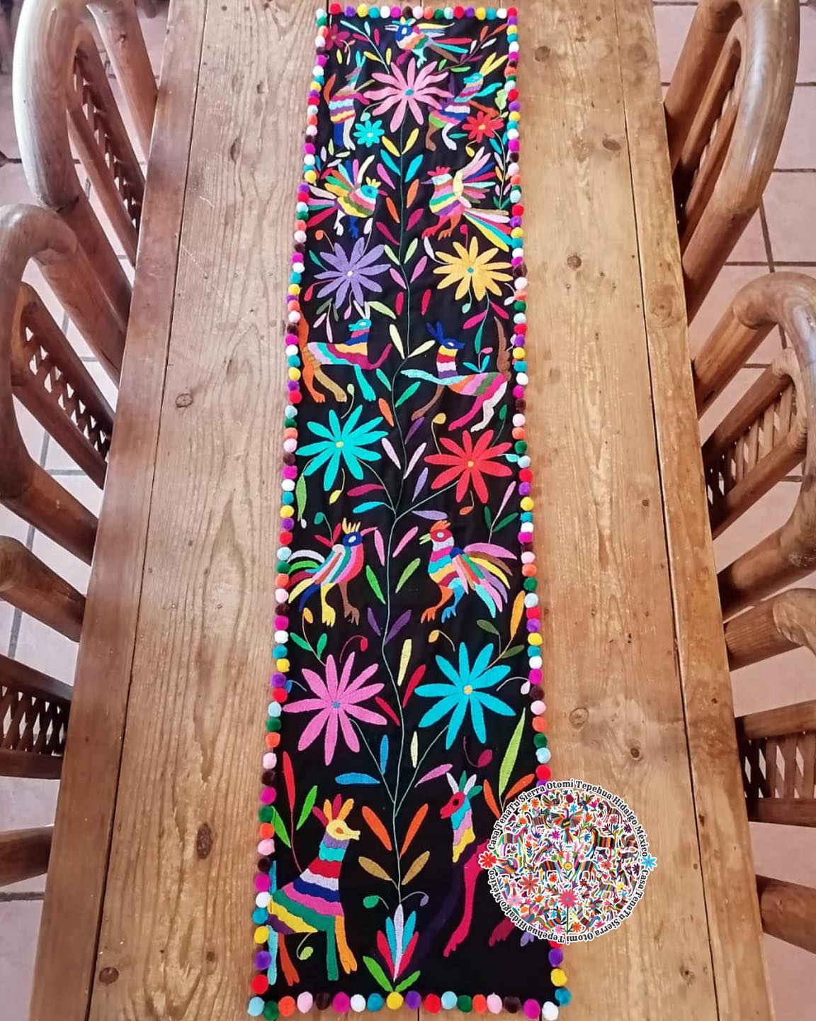 Hermoso camino de mesa Otomí, bordado multicolor, en tela negra