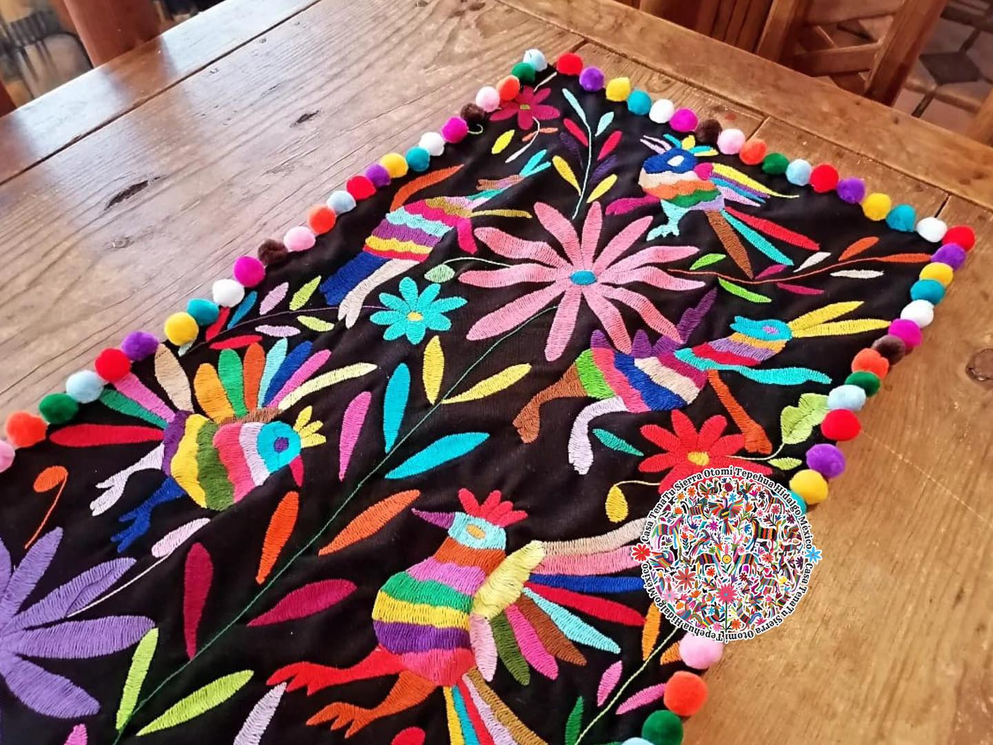 Hermoso camino de mesa Otomí, bordado multicolor, en tela negra