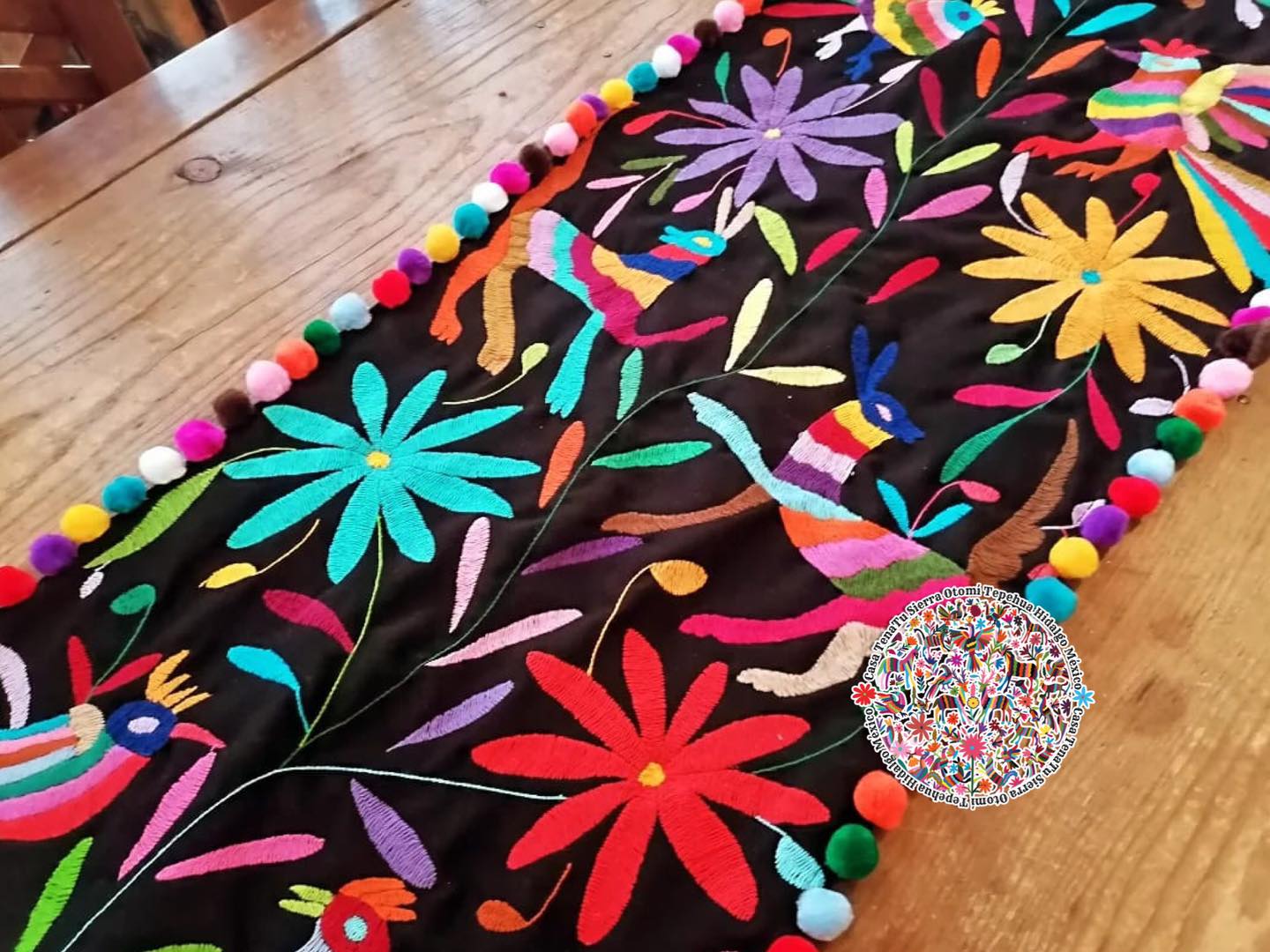 Hermoso camino de mesa Otomí, bordado multicolor, en tela negra