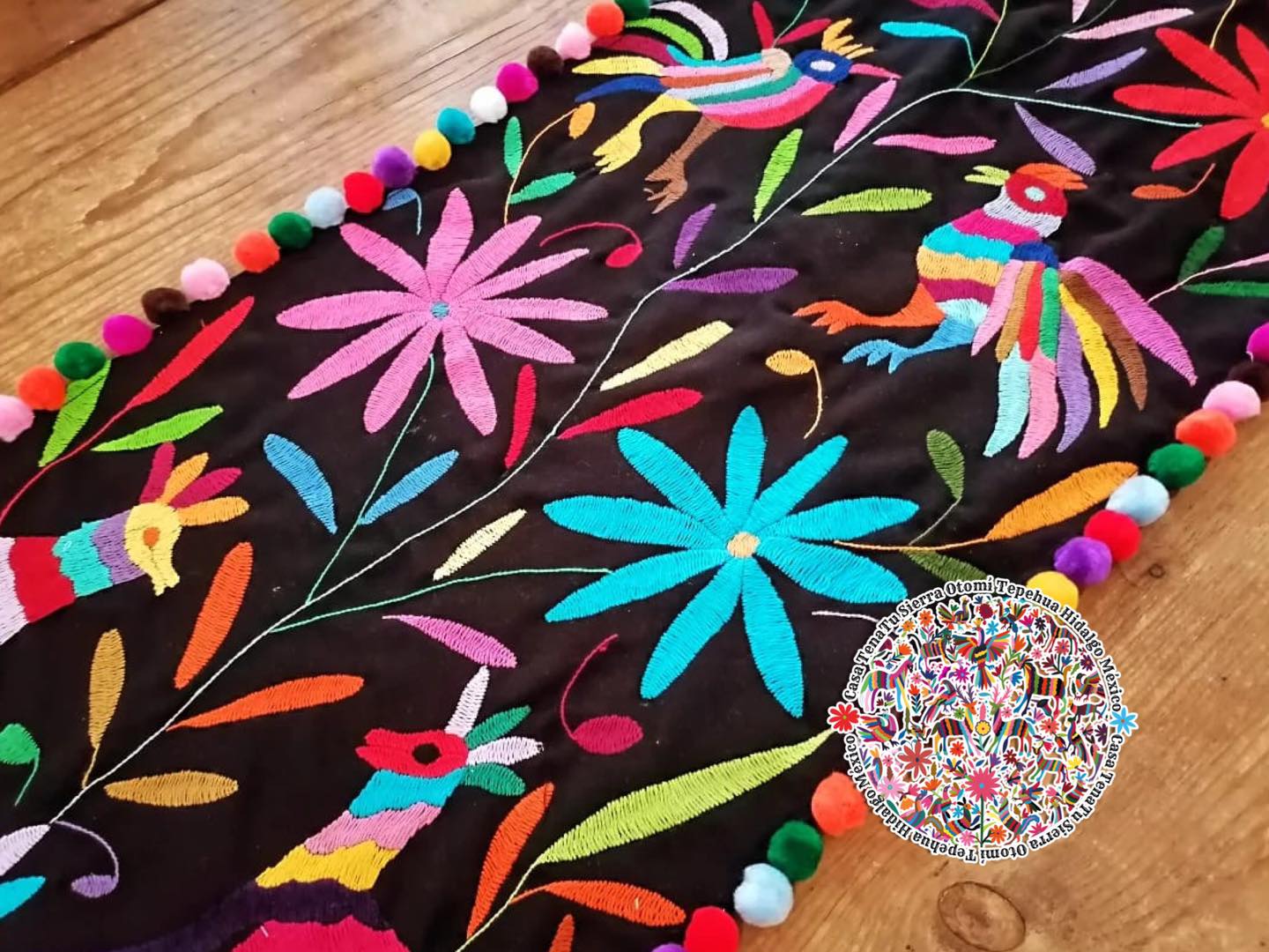 Hermoso camino de mesa Otomí, bordado multicolor, en tela negra
