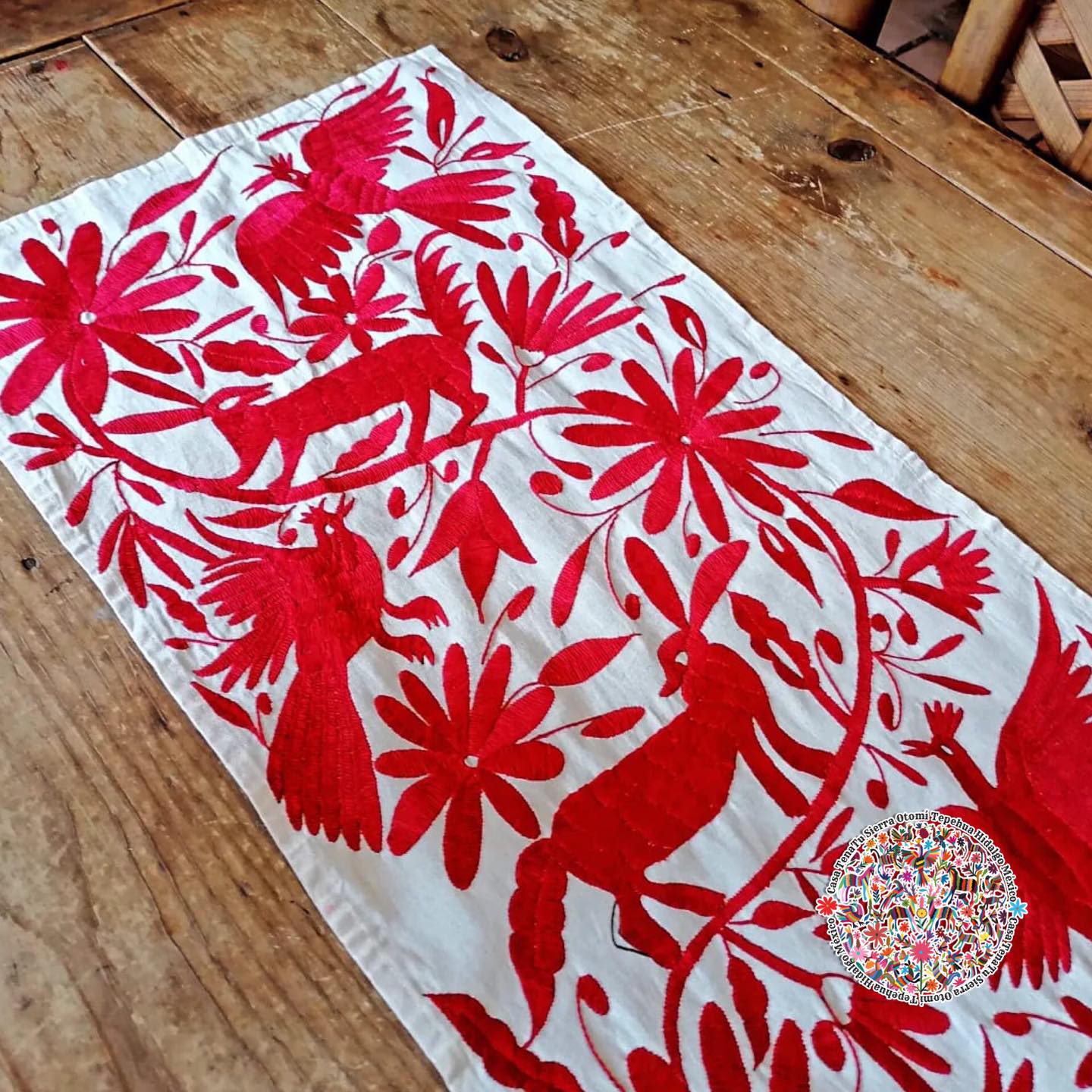 Camino de mesa Otomí bordado en hilos rojo "BAJO PEDIDO"