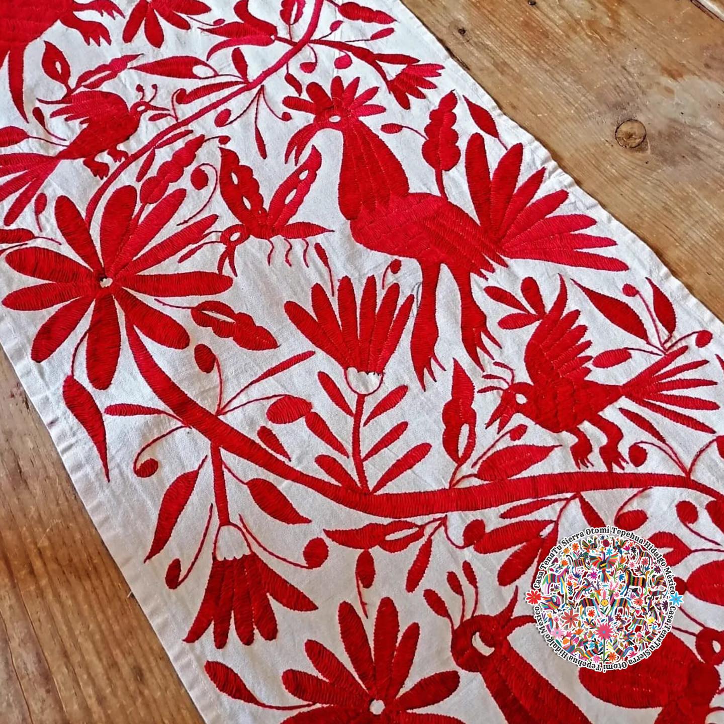 Camino de mesa Otomí bordado en hilos rojo "BAJO PEDIDO"