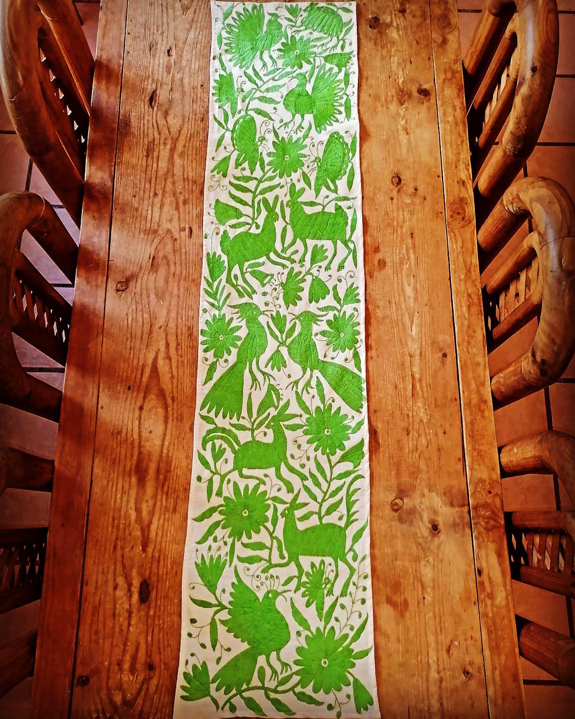 Camino de mesa Otomí bordado con hilos verde limón 190 x 40 cm "BAJO PEDIDO"