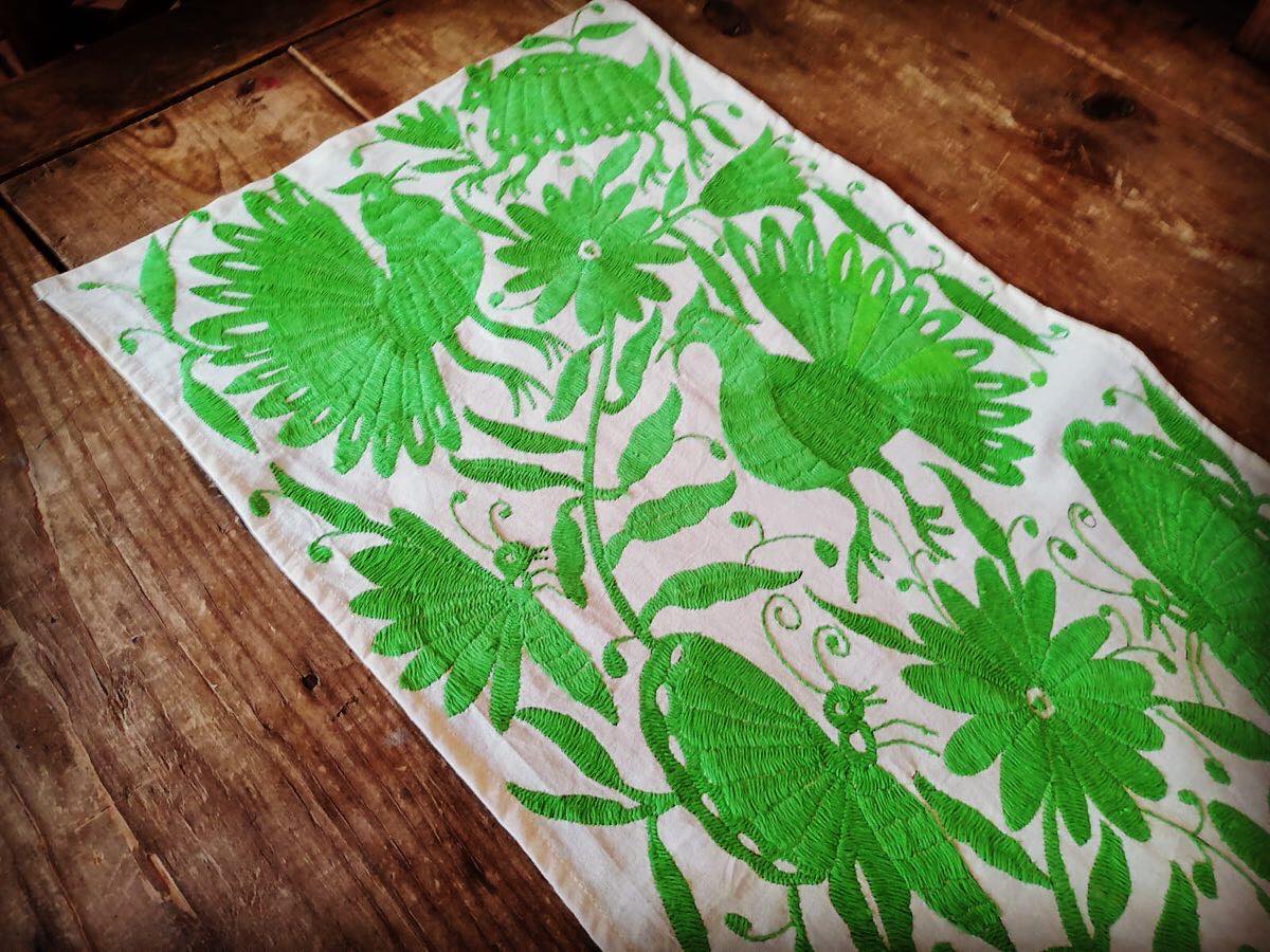 Camino de mesa Otomí bordado con hilos verde limón 190 x 40 cm "BAJO PEDIDO"