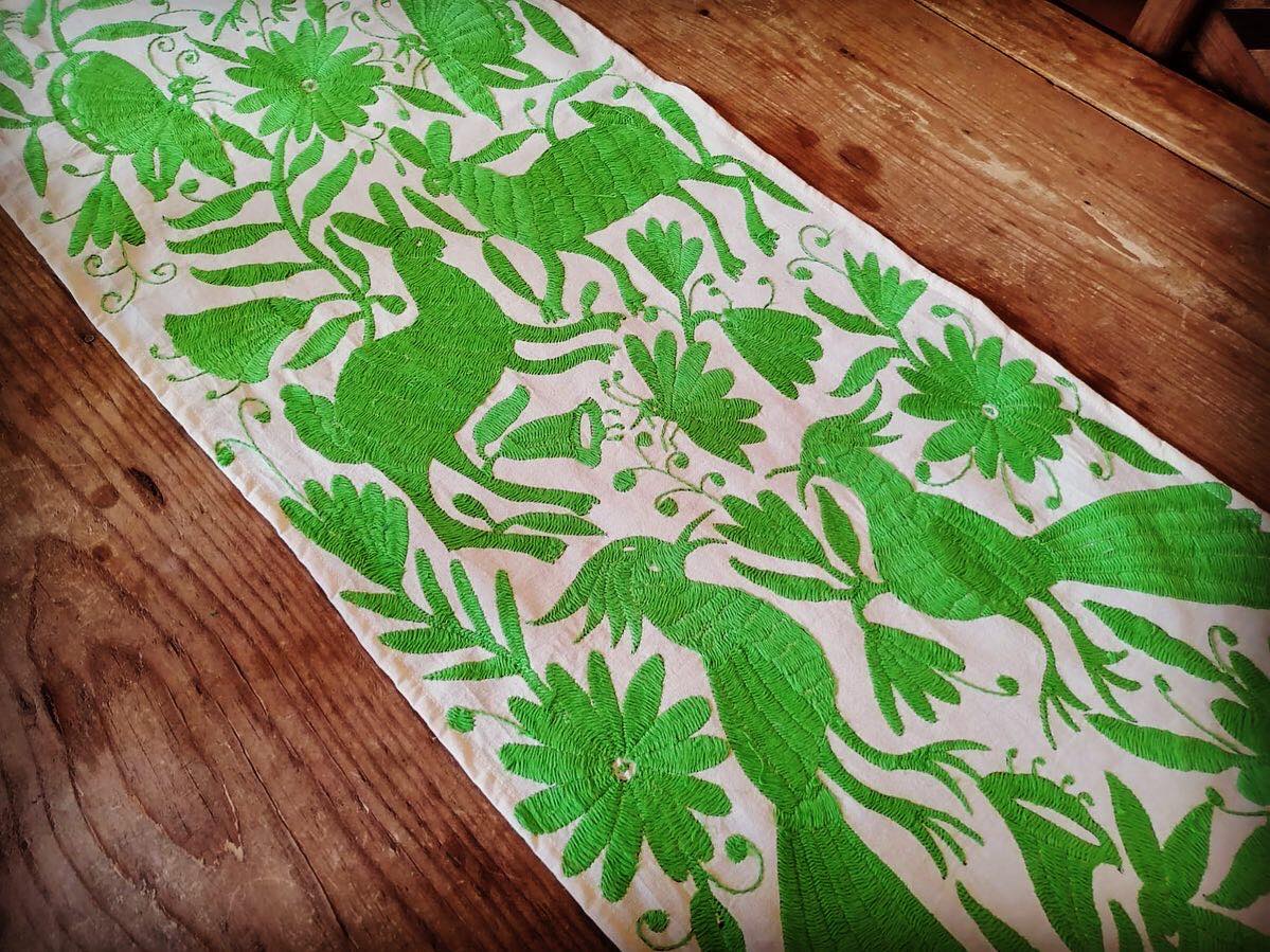 Camino de mesa Otomí bordado con hilos verde limón 190 x 40 cm "BAJO PEDIDO"